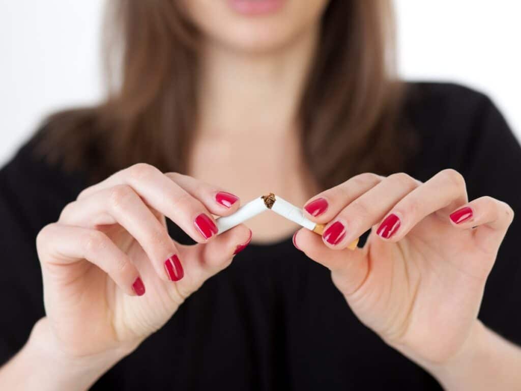 Femme qui veut arreter de fumer avec l'aide de l'hypnose