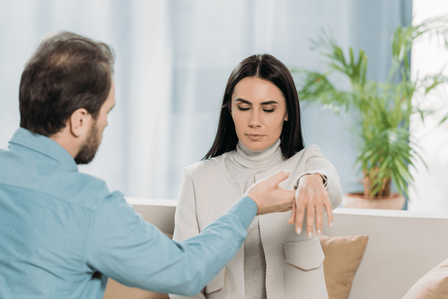 Femme qui réalise une séance d'hypnose avec son hypnothérapeute