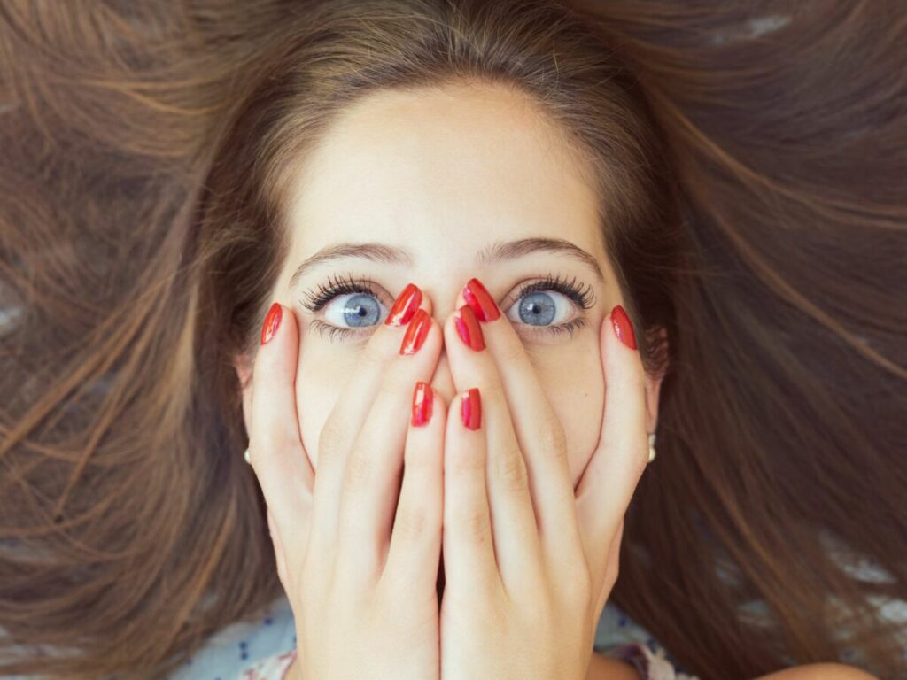 Femme qui fait face à ses phobies avec l'hypnose